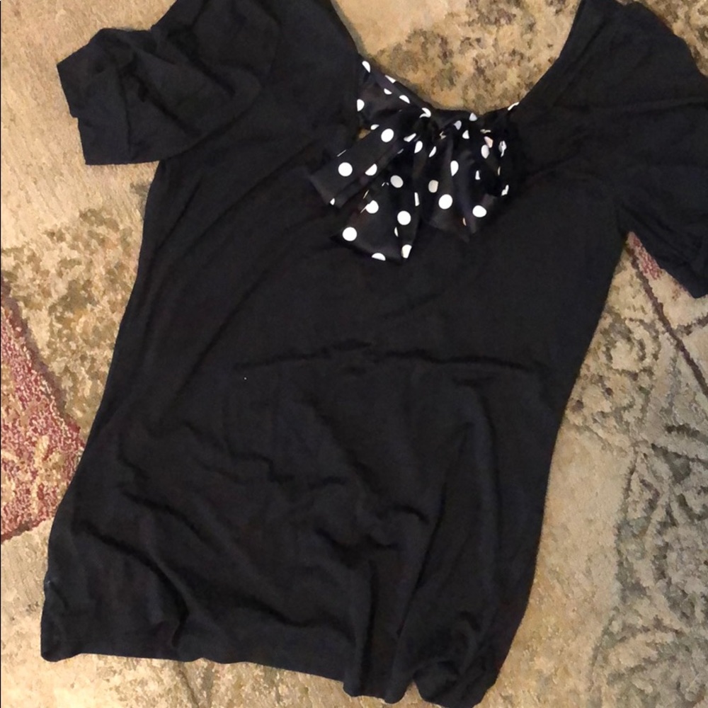 Short sleeve, spotted tie